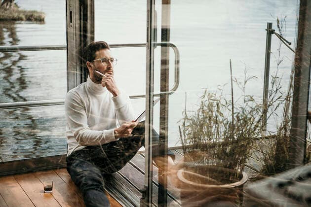 IMAGO Creative: Corporate: Klimaschutz, Digitalisierung und Urbanisierung IMAGO Creative: Landleben, Digitalisierung auf dem Land Thoughtful male professional wearing eyeglasses working on houseboat model released Symbolfoto property released MJRF00515