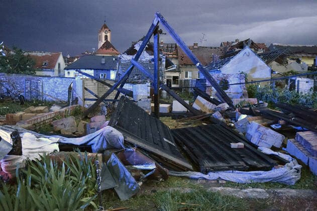 Bilder des Jahres 2021, News 06 Juni News Themen der Woche KW25 News Bilder des Tages Tornado hit village Moravska Nova Ves and several other villages in the Hodonin district, South Moravia, Czech Republic, on Thursday, June 24, 2021. (CTKxPhoto VaclavxSalek) CTKPhotoP2021062410504  sal