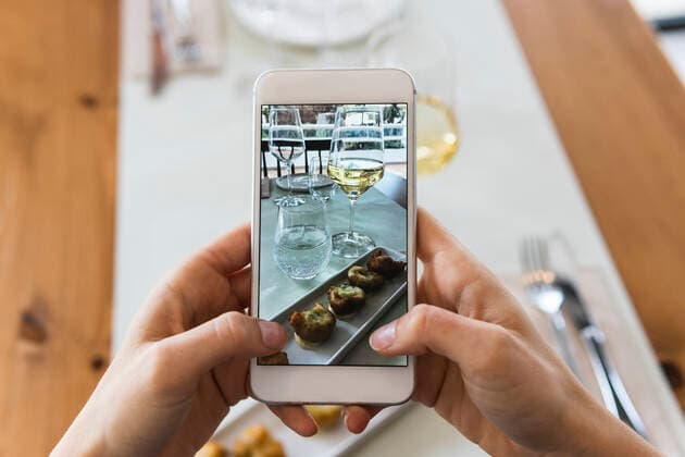 IMAGO Creative, Food, Tapas Young woman photographing food through smart phone at restaurant model released Symbolfoto property released PNAF01790
