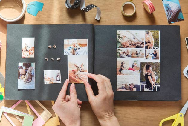 IMAGO Creative: Digitale Welt, Verzicht auf Technologie Woman making scrapbook of pet dog on table model released Symbolfoto property released SKCF00742
