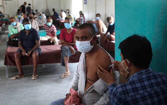 June 25, 2021, New Delhi, India: A healthcare worker administers a dose of Covishield Vaccine to a homeless person at the homeless shelter, Yamuna Pushta near Nigambodh Ghat cremation ground..India has reported 40 cases of Delta Plus variant also known as AY.1, found in Maharashtra, Kerala and Madhya Pradesh. This variant also been seen in nine other countries of the world with 205 infections detected in Europe, America and Asia. New Delhi India - ZUMAs197 20210625_zaa_s197_007 Copyright: xNaveenxSharmax