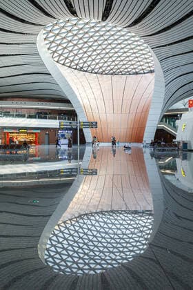 Architektur von Zaha Hadid Peking, China 30 September, 2019: Terminal des neuen Flughafen Beijing Daxing New International Airport (PKX) in China *** Beijing, China 30 September, 2019 terminal of Beijing Daxing New International Airport PKX in China. 1084209234