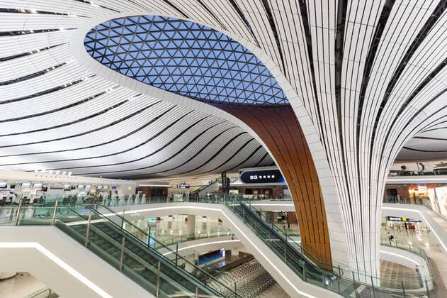 Architektur von Zaha Hadid Peking, China 30 September, 2019: Terminal des neuen Flughafen Beijing Daxing New International Airport (PKX) in China *** Beijing, China 30 September, 2019 terminal of Beijing Daxing New International Airport PKX in China. 1084209270