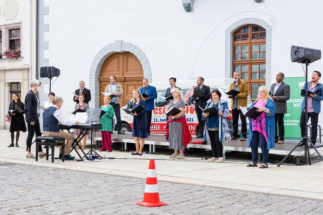 Singing Summer Small concert at the Obermarkt Freiberg with the choir of the Mittelsächsisches Theater on 25 06 2021 The opera choir under the direction of choir director Peter Kubisch at the piano and as conductor Freiberg Obermarkt Saxony Germany