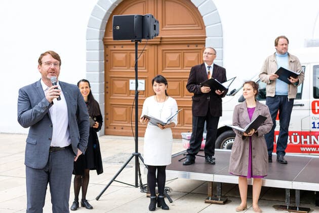 Singing Summer Small concert at the Obermarkt Freiberg with the choir of the Mittelsächsisches Theater on 25 06 2021 The mayor of the city of Freiberg, Sven Krüger, opens the concert Freiberg Obermarkt Saxony Germany