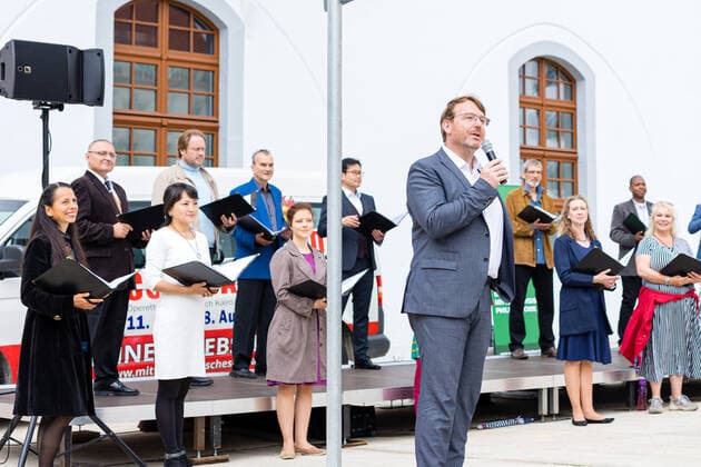 Singing Summer Small concert at the Obermarkt Freiberg with the choir of the Mittelsächsisches Theater on 25 06 2021 The mayor of the city of Freiberg, Sven Krüger, opens the concert Freiberg Obermarkt Saxony Germany