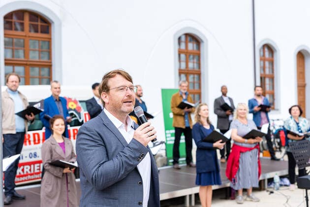 Singing Summer Small concert at the Obermarkt Freiberg with the choir of the Mittelsächsisches Theater on 25 06 2021 The mayor of the city of Freiberg, Sven Krüger, opens the concert Freiberg Obermarkt Saxony Germany