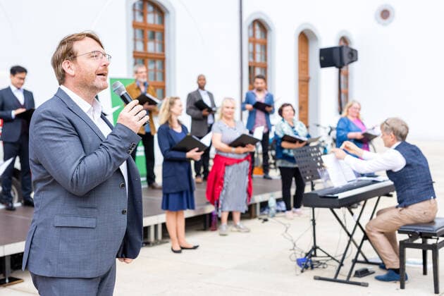 Singing Summer Small concert at the Obermarkt Freiberg with the choir of the Mittelsächsisches Theater on 25 06 2021 The mayor of the city of Freiberg, Sven Krüger, opens the concert Freiberg Obermarkt Saxony Germany