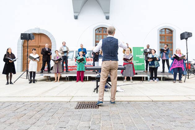 Singing Summer Small concert at the Obermarkt Freiberg with the choir of the Mittelsächsisches Theater on 25 06 2021 The opera choir under the direction of choir director Peter Kubisch as conductor Freiberg Obermarkt Saxony Germany