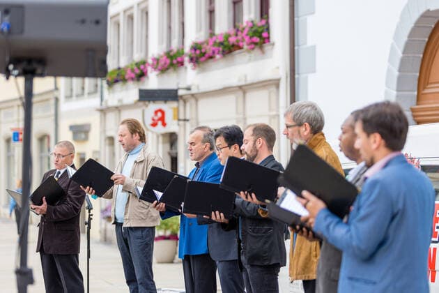 Singing Summer Small concert at the Obermarkt Freiberg with the choir of the Mittelsächsisches Theater on 25 06 2021 The male voices of the Opera Choir Freiberg Obermarkt Saxony Germany