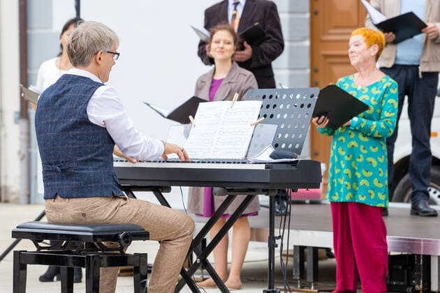 Singing Summer Small concert at the Obermarkt Freiberg with the choir of the Mittelsächsisches Theater on 25 06 2021 The opera choir under the direction of choir director Peter Kubisch at the piano and as conductor Freiberg Obermarkt Saxony Germany