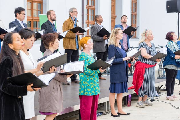 Singing Summer Small concert at the Obermarkt Freiberg with the choir of the Mittelsächsisches Theater on 25 06 2021 The opera choir under the direction of choir director Peter Kubisch at the piano and as conductor Freiberg Obermarkt Saxony Germany