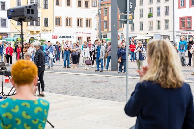 Singing Summer Small concert at the Obermarkt Freiberg with the choir of the Mittelsächsisches Theater on 25 06 2021 The audience at the Obermarkt Freiberg Obermarkt Saxony Germany