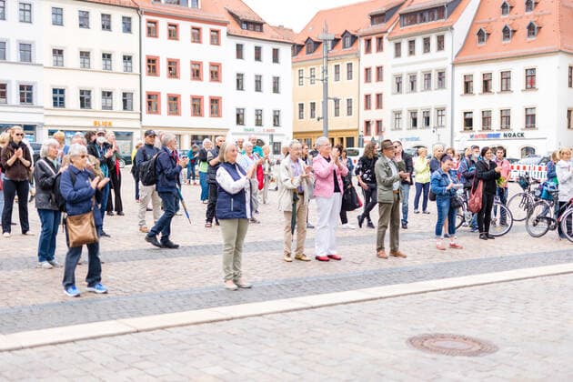 Singing Summer Small concert at the Obermarkt Freiberg with the choir of the Mittelsächsisches Theater on 25 06 2021 The audience at the Obermarkt applauds Freiberg Obermarkt Sachsen Germany