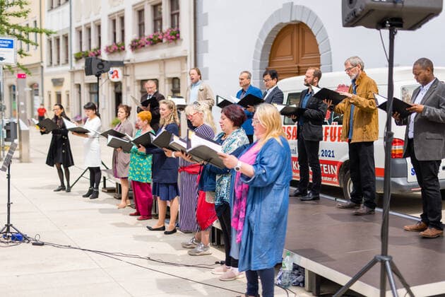 Singing Summer Small concert at the Obermarkt Freiberg with the choir of the Mittelsächsisches Theater on 25 06 2021 The opera choir under the direction of choir director Peter Kubisch at the piano and as conductor Freiberg Obermarkt Saxony Germany