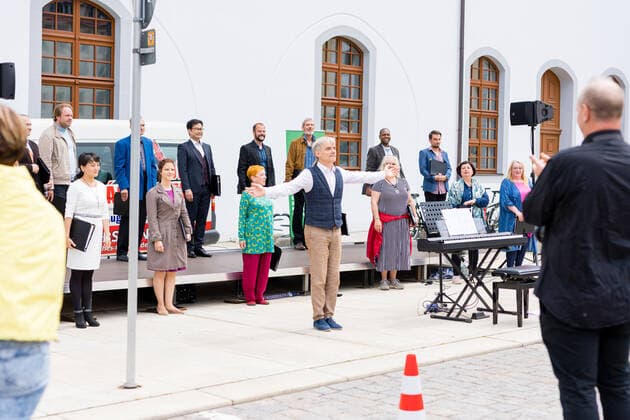 Singing Summer Small concert at Obermarkt Freiberg with the choir of Mittelsächsisches Theater on 25 06 2021 The final bow of all artists Freiberg Obermarkt Saxony Germany