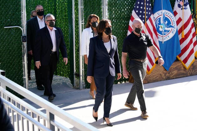 June 25, 2021, El Paso, Texas, USA: United States Vice President Kamala Harris tours the El Paso Border Patrol Station with Secretary Alejandro Mayorkas, Department of Homeland Security, Rep. Veronica Escobar and Chairman Dick Durbin in El Paso, Texas on June 25, 2021 El Paso USA - ZUMAs152 20210625_zaa_s152_051 Copyright: xYurixGripasx-xPoolxViaxCnpx