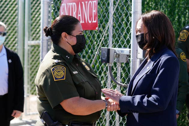 June 25, 2021, El Paso, Texas, USA: United States Vice President Kamala Harris and Gloria Chavez, Chief Patrol Agent of the El Paso Sector during her visit to the El Paso Border Patrol Station in El Paso, Texas on June 25, 2021 El Paso USA - ZUMAs152 20210625_zaa_s152_058 Copyright: xYurixGripasx-xPoolxViaxCnpx