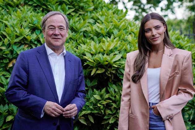 Bilder des Jahres 2021, Entertainment 06 Juni Entertainment Themen der Woche KW25 Entertainment Bilder des Tages Armin Laschet trifft Sophia Thomalla Aktuell, 25.06.2021, Düsseldorf Ministerpraesident Armin Laschet (CDU) von Nordrhein-Westfalen, CDU-Vorsitzender und Kanzlerkandidat gemeinsam mit Sophia Thomalla die Schauspielerin, Moderatorin und Investorin bei der Ankunft in der Landesgeschaeftsstelle Nordrhein-Westfalen bei dem Termin Facebook live Armin Laschet trifft Sophia Thomalla Duesseldorf Nordrhein-Westfalen Deutschland *** Armin Laschet meets Sophia Thomalla Current, 25 06 2021, Düsseldorf State Premier Armin Laschet CDU of North Rhine Westphalia, CDU leader and candidate for chancellor together with Sophia Thomalla the actress, presenter and investor on arrival at the state office of North Rhine Westphalia at the appointment Facebook live Ar