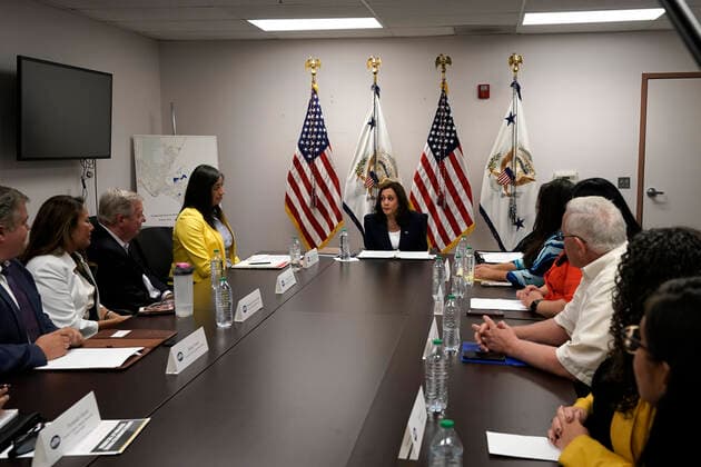 June 25, 2021, El Paso, Texas, USA: United States Vice President Kamala Harris meets with faith and community leaders who are assisting with the processing of migrants seeking asylum at El Paso International Airport in Texas on June 25, 2021 El Paso USA - ZUMAs152 20210625_zaa_s152_104 Copyright: xYurixGripasx-xPoolxViaxCnpx