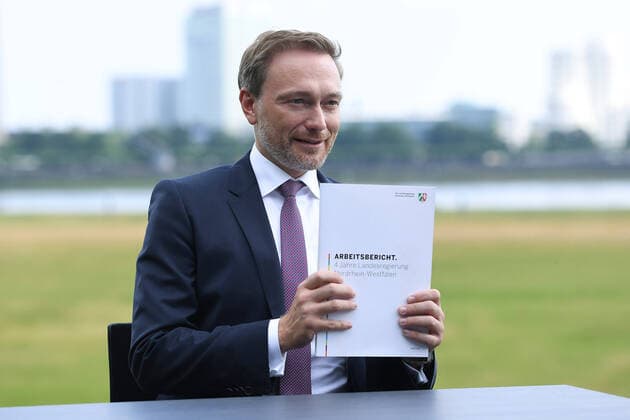 Anniversary signing NRW coalition agreement on 25 06 2021 on the Rhine meadow in front of the DJH in Düsseldorf Christian Lindner, parliamentary group leader and party leader of the FDP, speaks during a press conference On the anniversary of the signing of the coalition agreement between the CDU North Rhine-Westphalia and the FDP North Rhine-Westphalia met Lasch xRx