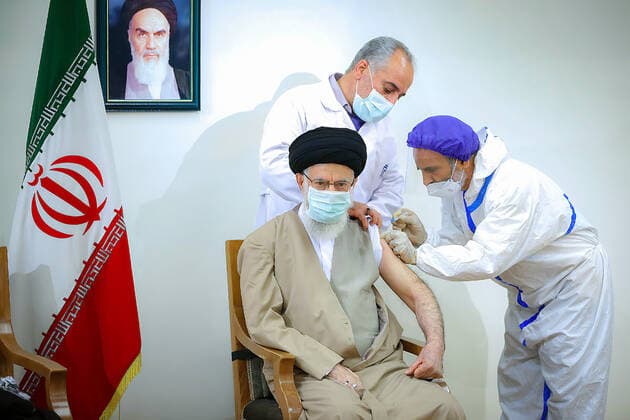 News Bilder des Tages June 25, 2021, Tehran, Tehran, Iran: A handout picture provided by the Iranian supreme leader Ayatollah Ali Khamenei s office shows him receiving a dose of the locally-made Covid-19 vaccine, COVIran Barekat, in Tehran, on June 25, 2021. The Iranian Supreme Leader received today the first dose of an Iranian-designed and manufactured anti covid vaccine, not yet approved by the health authorities of the Islamic Republic, his services announced. Aged 81, Ayatollah Khamenei has received the first dose of Iran s coronavirus vaccine, a message posted on his official Persian Twitter account. Tehran Iran - ZUMAi98_ 20210625_zih_i98_012 Copyright: xIranianxSupremexLeader SxOfficex