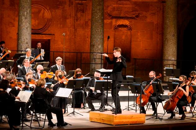Finland s Klaus Mäkelä (C) conducts the Ciudad de Granada orchestra as part of Granada s Music and Dance International Festival at the Alhambra s Carlos 5th Palace in Granada, southern Spain, 25 June 2021. GRANADA S mUSIC AND DANCE INTERNATIONAL FESTIVAL !ACHTUNG: NUR REDAKTIONELLE NUTZUNG!  Copyright: xMiguelxAngelxMolinax GRAF8185 20210625-53ed797ee400430c35b4ce4450814ef4751865bd