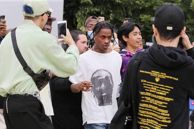 Entertainment Bilder des Tages Travis Scott CELEBRITIES: Dior fashion show - Paris - 25 06 2021 JonathanRebboah Panoramic 