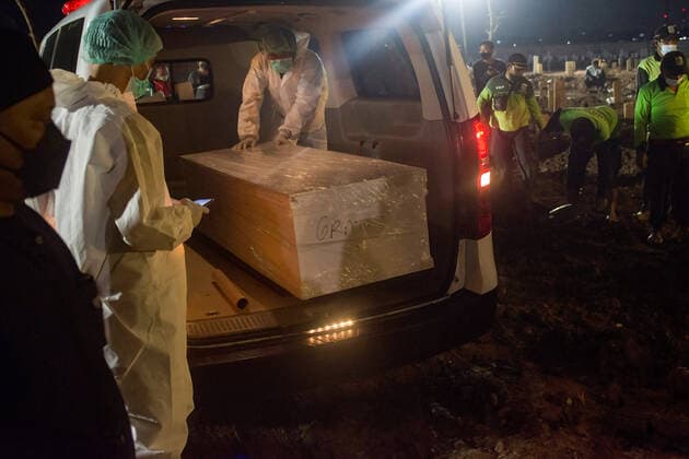 June 25, 2021, Jakarta, Indonesia: (EDITORS NOTE: Image depicts death).Undertakers wearing protective suits as a precaution take the body of a covid-19 victim for burial at Rorotan public cemetery..Indonesia is battling an influx of COVID-19 cases following last month s Idul Fitri holiday where people returned to their hometowns and throngs of people crowded tourist spots. As of Friday (Jun 25), it has reported 2,072,867 COVID-19 cases and 56,371 deaths, placing it among the top five countries with the highest daily number of cases worldwide after Brazil, India, Columbia, and Argentina, data collected by statistics website Worldometer showed. Jakarta Indonesia - ZUMAs197 20210625_zaa_s197_128 Copyright: xAgungxFatmaxPutrax