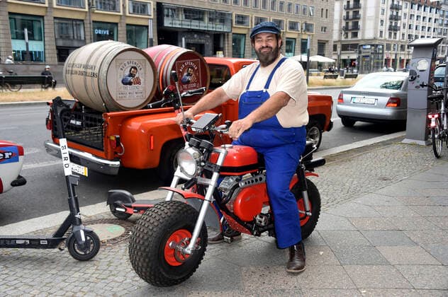 Bilder des Jahres 2021, Entertainment 06 Juni Entertainment Themen der Woche KW25 Entertainment Bilder des Tages Bud Spencer Double Rico Weidner beim Pre-Opening vom Bud Spencer-Museum im Palazzo Italia - Römischer Hof. Berlin, 25.06.2021 *** Bud Spencer Double Rico Weidner at the Pre Opening of the Bud Spencer Museum in Palazzo Italia Römischer Hof Berlin, 25 06 2021 Foto:xN.xKubelkax xFuturexImage