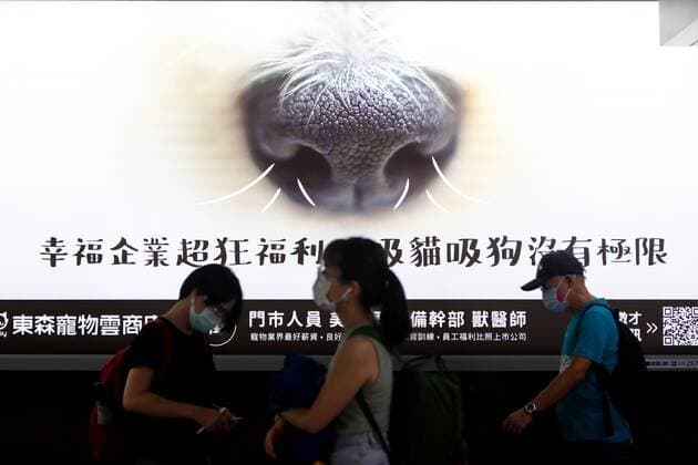 June 26, 2021, Taioei, Taipei, Taiwan: People wearing face masks seen at a subway station, as the island has reported its first locally acquired delta variant case of the coronavirus following a cluster linking to imported cases from India and Peru, with the government grappling with an ongoing outbreak. Taioei Taiwan - ZUMAs313 20210626_zip_s313_005 Copyright: xDanielxCengxShou-Yix