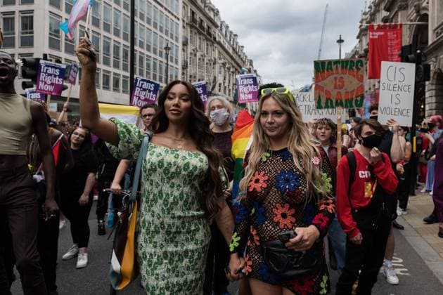 Berühmte Feministinnen, Munroe Bergdorf Trans Pride Protest In London LONDON, UNITED KINGDOM - JUNE 26, 2021: Model and LGBT activist Munroe Bergdorf (L) joins transgender people and their supporters march through central London during the third Trans Pride protest march for equality on June 26, 2021 in London, England. Protesters demand investment in trans healthcare, accessible bathroom provisions and prison facilities, an end to non-consensual surgeries on intersex children and ban on pseudoscientific conversion therapies. London Greater London United Kingdom szymanowicz-transpri210626_npUSO  Copyright: xWIktorxSzymanowiczx