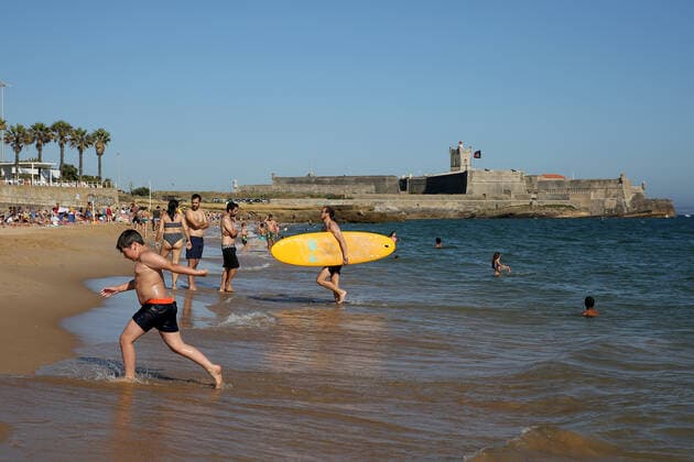 Beachgoers crowd beaches near Lisbon amid COVID-19 pandemic Beachgoers enjoy a summer day at the Carcavelos beach as the COVID-19 coronavirus pandemic continues, in Cascais, near Lisbon, Portugal, on June 26, 2021. Lisbon Portugal fiuza-beachgoe210626_np1S8  Copyright: xPedroxFiuzax