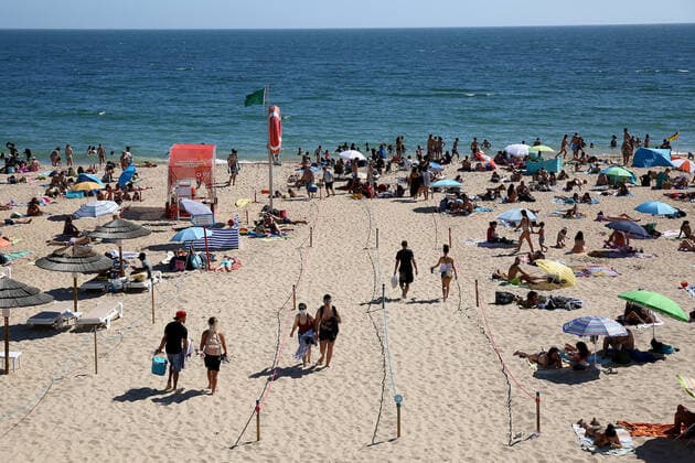 Beachgoers crowd beaches near Lisbon amid COVID-19 pandemic Beachgoers walk in corridors defined by ropes on a summer day at the Carcavelos beach as the COVID-19 coronavirus pandemic continues, in Cascais, near Lisbon, Portugal, on June 26, 2021. Lisbon Portugal fiuza-beachgoe210626_npPMm  Copyright: xPedroxFiuzax