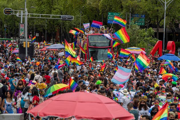 News Bilder des Tages XLIII Edition Of LGBT+ Pride March In Mexico MEXICO CITY, MEXICO - JUNE 26: A group of LGBT community hold rainbow flags while takes part during the XLIII annual pride LGBT+ march on the main avenue demanding equality, in response to the injustice that trans+ people are facing in their daily life in all over the world. Thousands of Lesbian, Gay, Bisexual and Transsexual (LGBT) join the Pride march around the world. On June 26, 2021 in Mexico City, Mexico. Copyright: xRicardoxFloresx EYEPIXGROUP_RFE_26062021_9649
