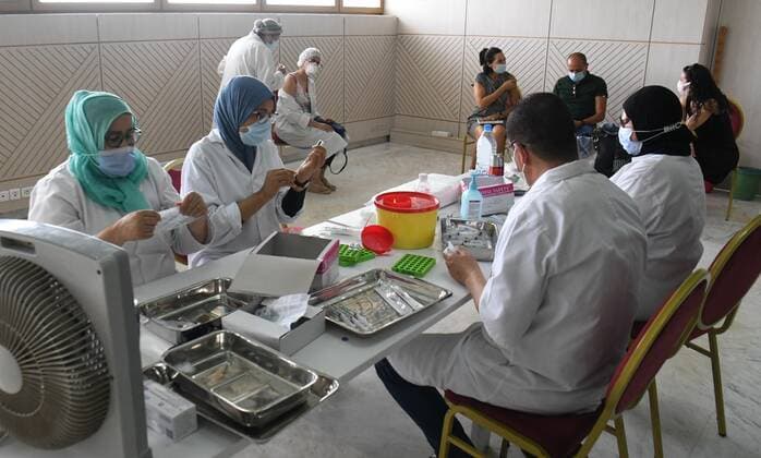 (210626) -- TUNIS, June 26, 2021 -- Medical workers prepare to administer the COVID-19 vaccine to people at a vaccination site in Tunis, Tunisia, on June 26, 2021. Since the start of the nationwide vaccination campaign against coronavirus on March 13, a total of 1,705,657 people have received the vaccines, with 476,013 taking both doses, according to the latest figures published by Tunisian Health Ministry. (Photo by Xinhua) TUNISIA-TUNIS-COVID-19-VACCINATION AdelxEzzine