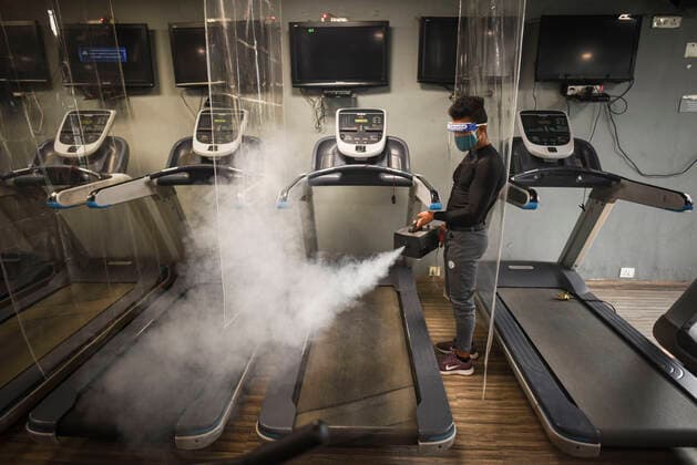 News Bilder des Tages NEW DELHI, INDIA JUNE 27: A worker chemically disinfects the premises at Anytime Fitness Gym ahead of its reopening tomorrow following the Delhi government?s nod, at Malviya Nagar, on June 27, 2021 in New Delhi, India. Gyms and yoga centres have been allowed to reopen in Delhi from Monday at 50% capacity, an official government order said. Banquet halls, marriage halls, and hotels have also been permitted to host weddings, but the number of guests has been capped at 50, the order said. (Photo by Sanchit Khanna Hindustan Times ) Delhi Unlock 5: Gyms, Banquet Halls, Hotels To Open From Monday
