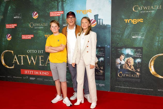 Bilder des Jahres 2021, Entertainment 06 Juni Entertainment Themen der Woche KW25 Julius Weckauf, Otto Waalkes und Gloria Terzic, die Hauptdarsteller bei der Catweazle Kino Premiere am 27.06.2021 in Bochum Catweazle Kino Premiere mit Otto Waalkes in Bochum *** Julius Weckauf, Otto Waalkes and Gloria Terzic, the main actors at the Catweazle cinema premiere on 27 06 2021 in Bochum Catweazle cinema premiere with Otto Waalkes in Bochum 