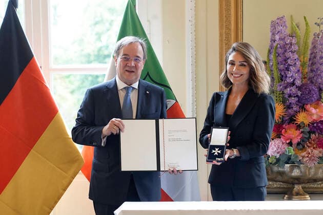 News Themen der Woche KW26 Entertainment Bilder des Tages Verleihung des Landesverdienstorden NRW durch Armin Laschet Aktuell, 28.06.2021, Duesseldorf, Armin Laschet Ministerpraesident von Nordrhein-Westfalen, CDU Vorsitzender und Kanzlerkandidat verleiht den Landesverdienstorden des Landes NRW an Nazan Eckes ausKoeln, die Fernsehmoderatorin und Publizistin ist Tochter tuerkischer Einwanderer und engagiert sich seit vielen Jahren in zahlreichen Verbaenden, Initiativen und Projekten fuer bessere Bildungschancen von Kindern und junger Menschen sowie für Fluechtlingsfamilien und die Vorsorge von Krebserkrankungen . Duesseldorf Nordrhein-Westfalen Deutschland *** Armin Laschet awards the Order of Merit of North Rhine-Westphalia to Nazan Eckes from Cologne Current, 28 06 2021, Duesseldorf, Armin La