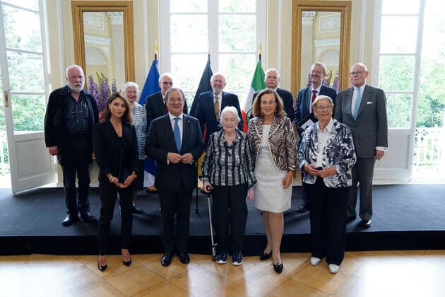 Award of the Order of Merit of North Rhine-Westphalia by Armin Laschet Current, 28 06 2021, Duesseldorf, Armin Laschet Prime Minister of North Rhine-Westphalia in the group picture with all laureates of the Order of Merit of North Rhine-Westphalia at Eller Castle in Duesseldorf Duesseldorf North Rhine-Westphalia Germany