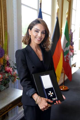 Award of the Order of Merit of the State of North Rhine-Westphalia by Armin Laschet Aktuell, 28 06 2021, Duesseldorf,Nazan Eckes due TV presenter and publicist with the Order of Merit of the State of North Rhine-Westphalia in her hand at the IDR Schloss Eller in Duesseldorf Duesseldorf North Rhine-Westphalia Germany