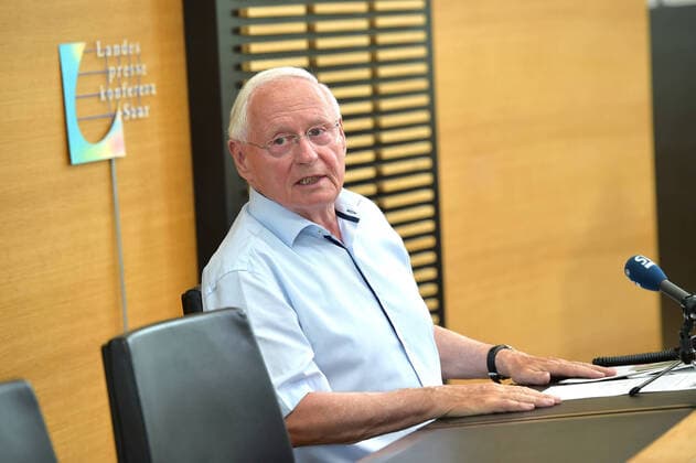 Die Landespressekonferent mit den Parteien am Montag (28.06.2021) im Landtag des Saarlandes in Saarbrücken. Die Parteien äußern sich zu verschiedenen Themen, unter anderem zur Delta-Variante von Covid-19. Im Bild: Oskar Lafontaine (MdL Die Linke). *** The state press conference with the parties on Monday 28 06 2021 in the Saarland Parliament in Saarbrücken The parties comment on various issues, including the Delta variant of Covid 19 In the picture Oskar Lafontaine MdL Die Linke bub