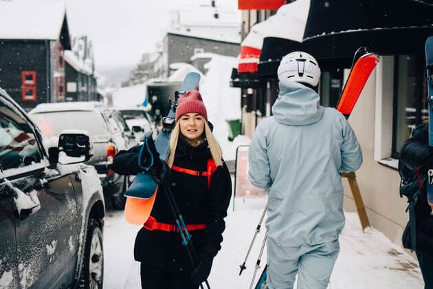 IMAGO Creative: Wintersport, Mode Young blond woman walking by car during winter Sweden, ?re, model released Copyright: xMaskotx , MA87058
