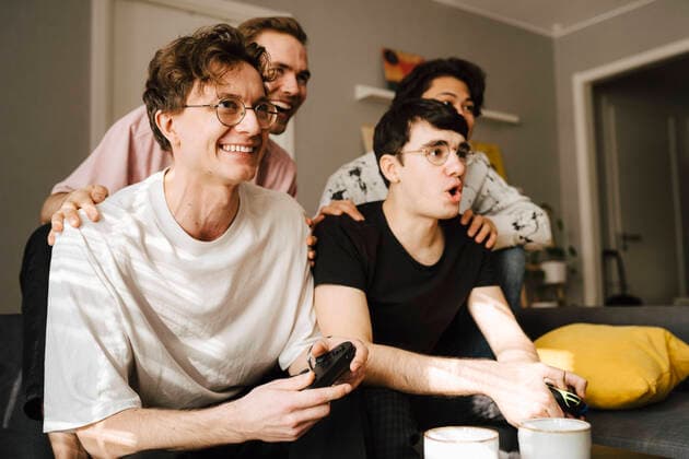 IMAGO Creative, Jahreszeit Herbst, Ferien Happy male friends playing video game at home Sweden, Gothenburg, model released, property released Copyright: xMaskotx , MA87663