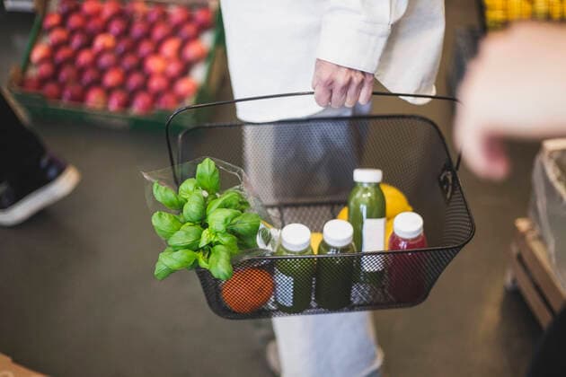 High angle view of woman carrying food basket in store Sweden, Stockholm, model released, property released Copyright: xMaskotx , MA87767