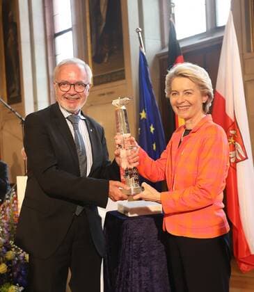 28 06 2021 Frankfurt am Main, Römer European Banker of the Year 2019 Honouring of Werner Hoyer, President of the European Investment Bank EIB Picture shows Werner Hoyer, President of the European Investment Bank EIB and EU Commission President von der Leyen HP