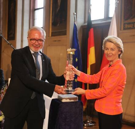 28 06 2021 Frankfurt am Main, Römer European Banker of the Year 2019 Honouring of Werner Hoyer, President of the European Investment Bank EIB Picture shows Werner Hoyer, President of the European Investment Bank EIB and EU Commission President von der Leyen HP