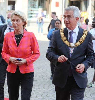 28 06 2021 Frankfurt am Main, Römer European Banker of the Year 2019 Honouring of Werner Hoyer, President of the European Investment Bank EIB Picture shows EU Commission President von der Leyen arriving at Römer with Lord Mayor of the City of Frankfurt Peter Feldmann. HP
