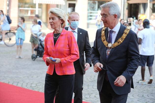 28 06 2021 Frankfurt am Main, Römer European Banker of the Year 2019 Honouring of Werner Hoyer, President of the European Investment Bank EIB Picture shows EU Commission President von der Leyen arriving at Römer with Lord Mayor of the City of Frankfurt Peter Feldmann. HP