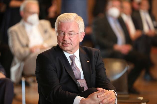 28 06 2021 Frankfurt am Main, Römer European Banker of the Year 2019 Honouring of Werner Hoyer, President of the European Investment Bank EIB Picture shows ex Prime Minister of the State of Hesse Roland Koch HP